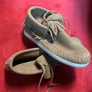 Suede Fringe Minnetonka Moccasin Sneakers - Tan Size 5